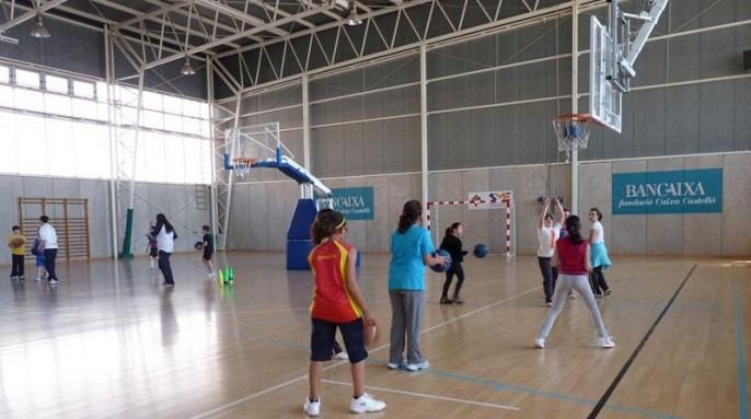 Vacances de Pasqua cent per cent esportives amb campus de bàsquet, handbol, futbol i hoquei per als escolars 