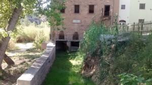 Acequia que entra en el Molí de la Ermita, donde está ubicado el restaurante.