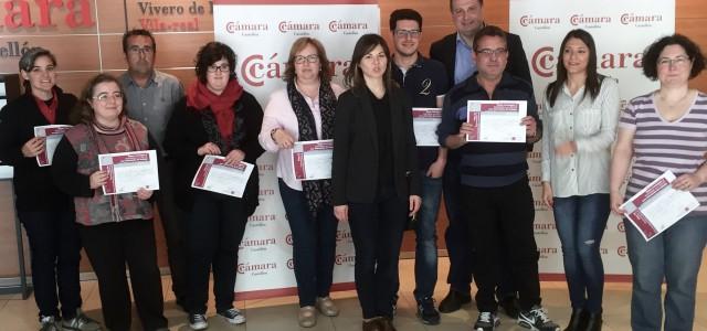 Els alumnes del curs sobre entrevistes de la Càmara de Comerç reben els seus diplomes