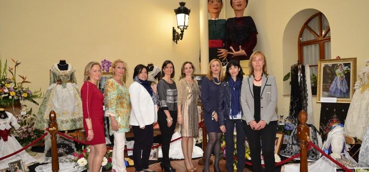 El manifest mostra l’indumentària de Silvia Cantavella i les dames per a les festes de Sant Pasqual