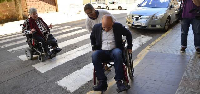Serveis Públics instala quatre nou passos accesibles al carrer Calvari per millorar la movilitat