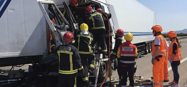 Llargues cues aturen el tràfic per la col·lisió de dos camions articulats en la CV-10 a l’altura de Vila-real