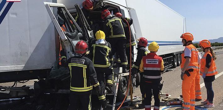 Llargues cues aturen el tràfic per la col·lisió de dos camions articulats en la CV-10 a l’altura de Vila-real