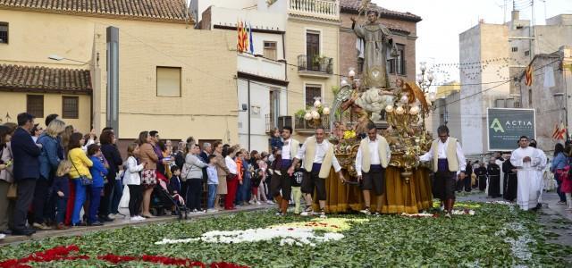 La tradicional processó tanca el dia en honor a Sant Pasqual