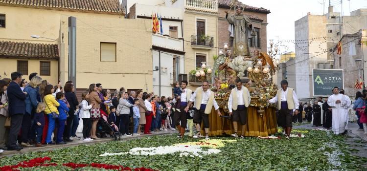 La tradicional processó tanca el dia en honor a Sant Pasqual