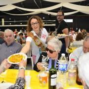 Els més majors gaudeixen del ‘seu’ dinar amb una Paella Monumental