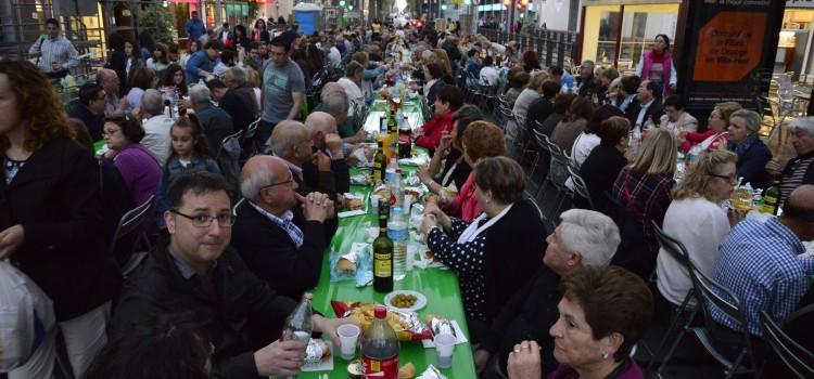 El Sopar de Veïns torna a ser un “èxit” rotund després del seu canvi d’ubicació a l’Avinguda La Murà