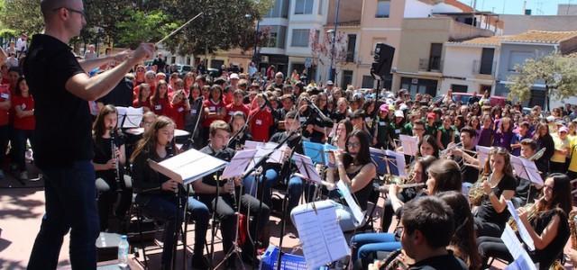 Quasi 600 alumnes de col·legis de Vila-real interpreten la cantata escolar ‘Un món de somnis’