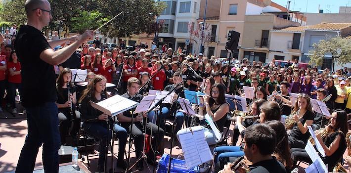 Quasi 600 alumnes de col·legis de Vila-real interpreten la cantata escolar ‘Un món de somnis’
