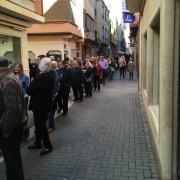 Llargues cues a la Casa de l’Oli per recollir un dels 12.000 exemplars del programa de les festes de Sant Pasqual