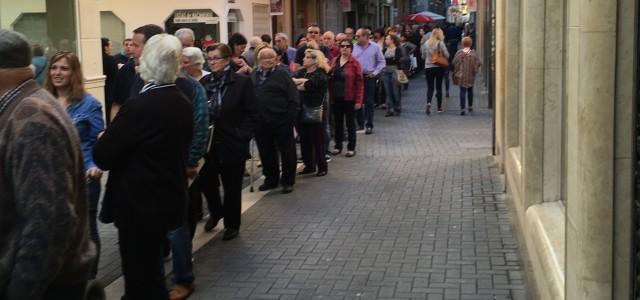 Llargues cues a la Casa de l’Oli per recollir un dels 12.000 exemplars del programa de les festes de Sant Pasqual