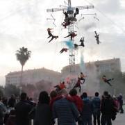 El FitCarrer desfia la meteorologia i plena de color i teatre la ciutat de manera existosa des d’ahir