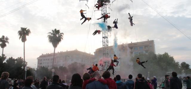 El FitCarrer desfia la meteorologia i plena de color i teatre la ciutat de manera existosa des d’ahir