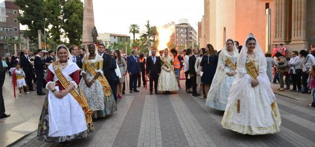 Penyes i entitats socials i culturals realitzen una multitudinària ofrena a Sant Pasqual