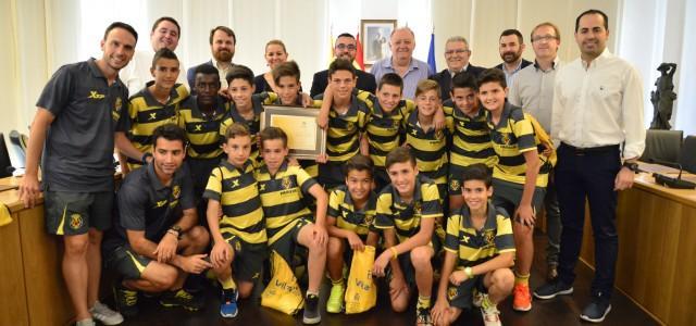 L’aleví A del Villarreal, guanyador de la Liga Promises, visita el consistori