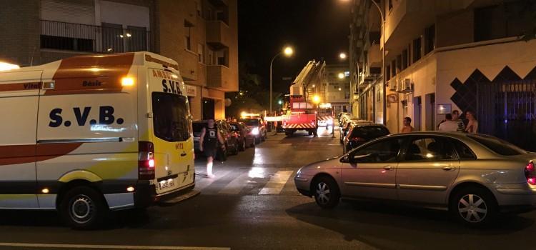 Els bombers treballen en l’extinció d’un incendi produït al carrer Joaquim Vidal