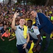 Cheryshev y N’Diaye es donen un bany de masses en la seua presentació