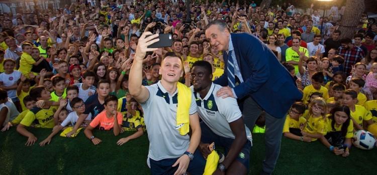 Cheryshev y N’Diaye es donen un bany de masses en la seua presentació