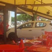 Un vehicle col·lisiona contra un bar en l’encreuament de les avingudes Pius XII i Itàlia i una dona resulta ferida