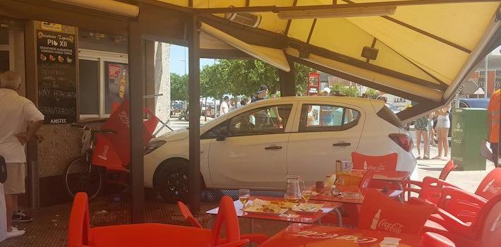 Un vehicle col·lisiona contra un bar en l’encreuament de les avingudes Pius XII i Itàlia i una dona resulta ferida