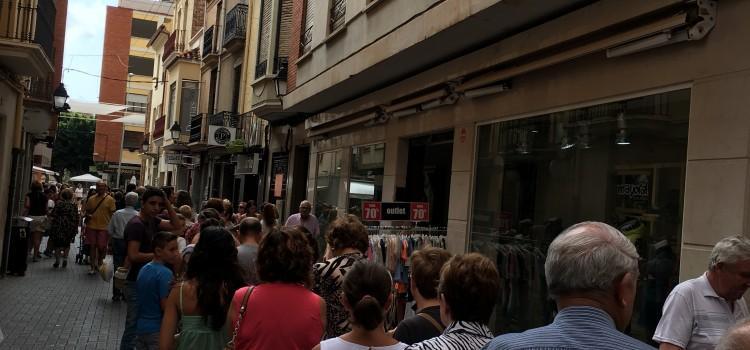 Els veïns copen el Carrer Major per tal d’aconseguir el ‘Llibret de Festes’ de la Mare de Dèu de Gràcia