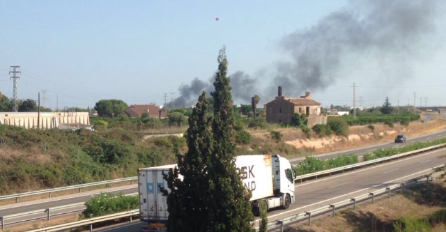 Controlat un incendi que s’ha produït en els contenidors d’una fàbrica de reciclatge