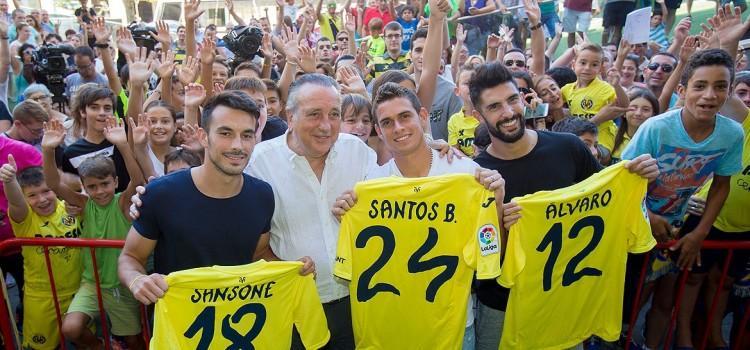 Sansone, Santos Borré i Álvaro, presentants com a nous jugadors groguets a la Plaça Major