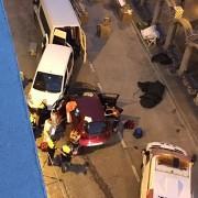 Un turisme col·lideix amb dues furgonetes del Mercat Ambulant a la Plaça Bayarri