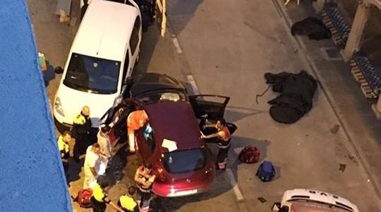 Un turisme col·lideix amb dues furgonetes del Mercat Ambulant a la Plaça Bayarri