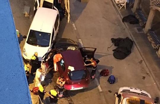 Un turisme col·lideix amb dues furgonetes del Mercat Ambulant a la Plaça Bayarri