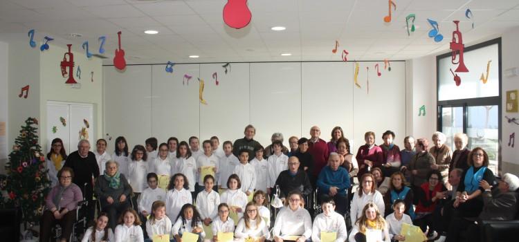 La coral del CEIP Botànic Calduch canta nadales als residents del Centre de Dia AFA