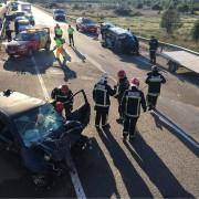 Un fort accident entre tres turismes a la N-340 a l’altura de Vila-real deixa quatre ferits