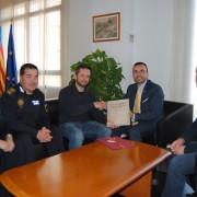 Benlloch felicita l’oficial de la Policia Local Alfonso Monfort per haver obtingut el millor expedient universitari