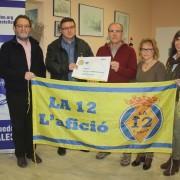 La penya del Villarreal ‘La 12’ entrega un xec solidari a AFA Castelló