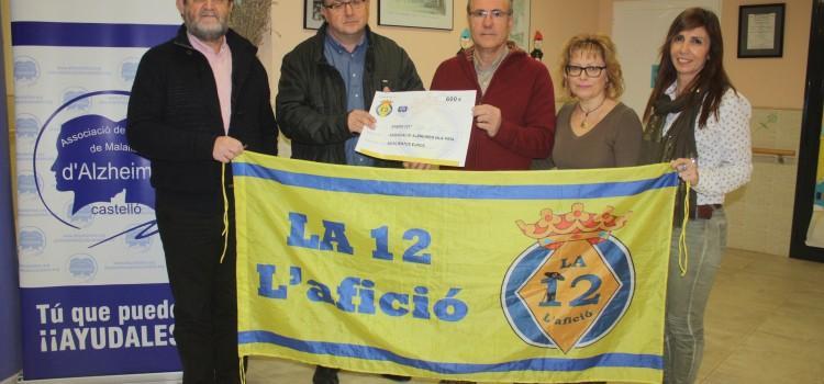 La penya del Villarreal ‘La 12’ entrega un xec solidari a AFA Castelló