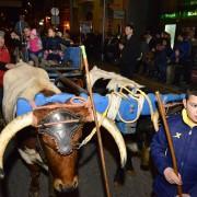 Els veïns beneeixen els seus animals a la Matxà on s’han repartit panets i taulellets