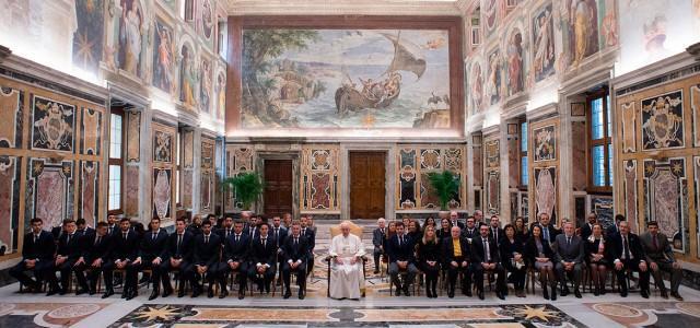 El Papa Francisco rep l’expedició del Villarreal CF en la Ciutat del Vaticà