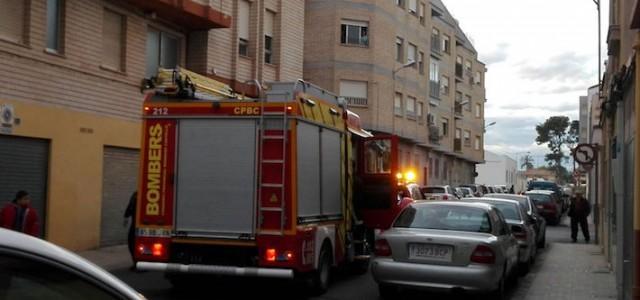 Els Bombers sufoquen un incendi en el carrer Santa Caterina