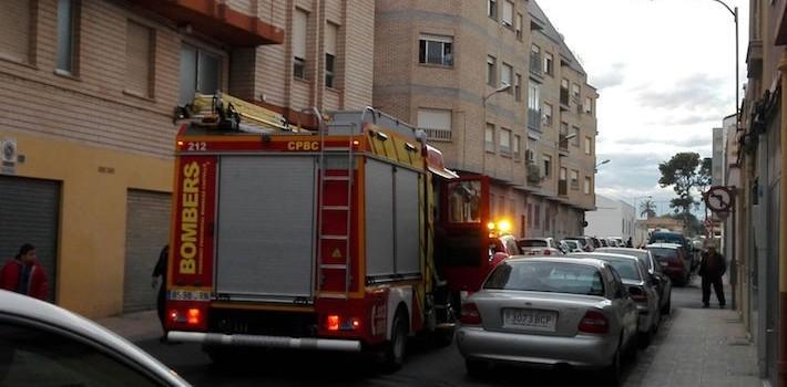 Els Bombers sufoquen un incendi en el carrer Santa Caterina