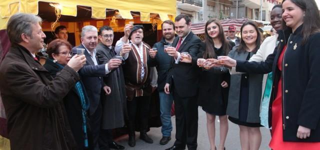 La corporació municipal inaugura el mercat medieval que tindrà lloc fins diumenge