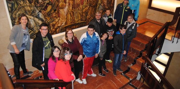 Alumnat de Pasqual Nàcher i de La Panderola visiten l’Ajuntament 