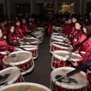 Veïns i visitants gaudeixen del ritme de la VII Tamborrada Provincial de l’Agrupació Bombos