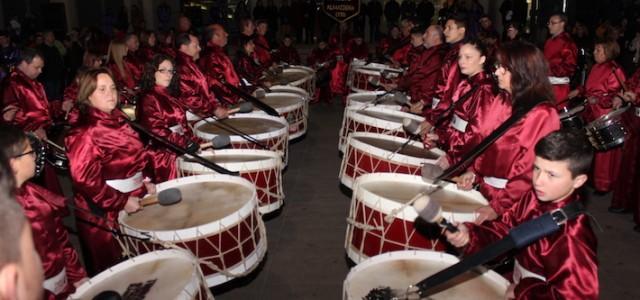 Veïns i visitants gaudeixen del ritme de la VII Tamborrada Provincial de l’Agrupació Bombos