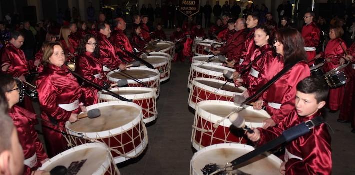 Veïns i visitants gaudeixen del ritme de la VII Tamborrada Provincial de l’Agrupació Bombos