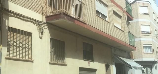 La Policia Local i els Bombers intervenen en el rescat d’un gos abandonat en el balcó d’un pis del Carrer Almassora