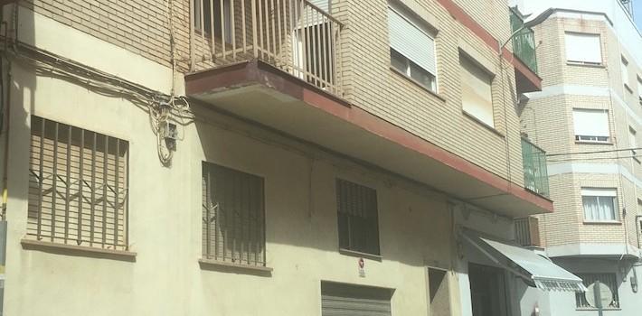 La Policia Local i els Bombers intervenen en el rescat d’un gos abandonat en el balcó d’un pis del Carrer Almassora