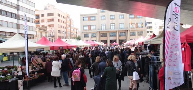 33 comerços locals han omplit la plaça Major en la quarta edició de la Fira Outlet