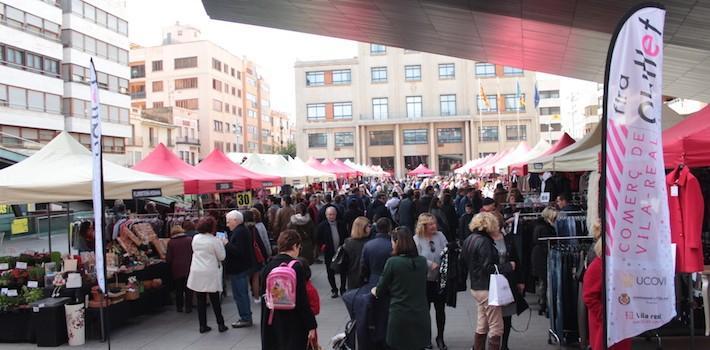 33 comerços locals han omplit la plaça Major en la quarta edició de la Fira Outlet