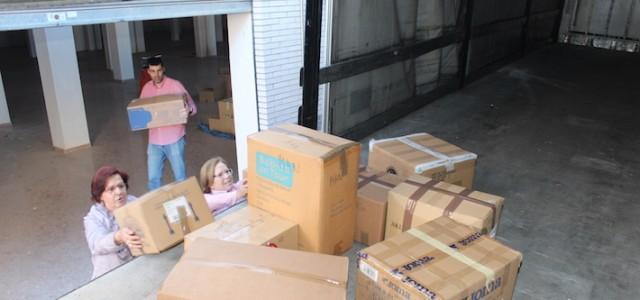 Cooperació facilita un camió perquè Obrim Fronteres puga transportar a Calais la roba donada pels veïns als refugiats
