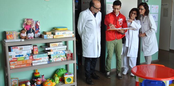 La Plana adapta un espai lúdic per als xiquets hospitalitzats amb la col·laboració dels voluntaris de la Creu Roja
